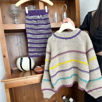 Осенняя одежда для маленьких девочек, вязаные свитера в серую полоску с длинными рукавами, фиолетовые юбки на завязках.